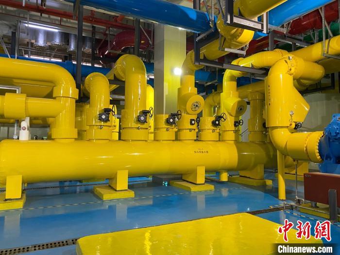 圖為中國(guó)移動(dòng)云南數(shù)據(jù)中心冷卻系統(tǒng)?！⊥蹯簛?攝