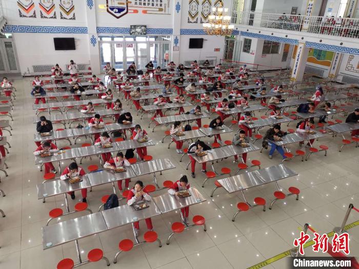 圖為學(xué)生們?cè)谑程镁筒汀！鯆I娜 攝