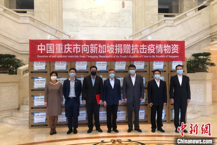 圖為捐贈方與接收方代表合影留念?！⑾嗔?攝