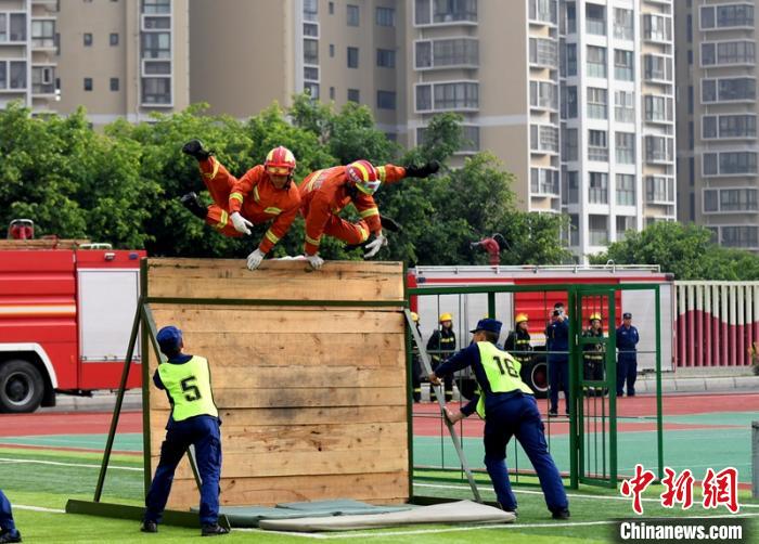 新消防員進行消防障礙接力操展示。　劉忠俊 攝