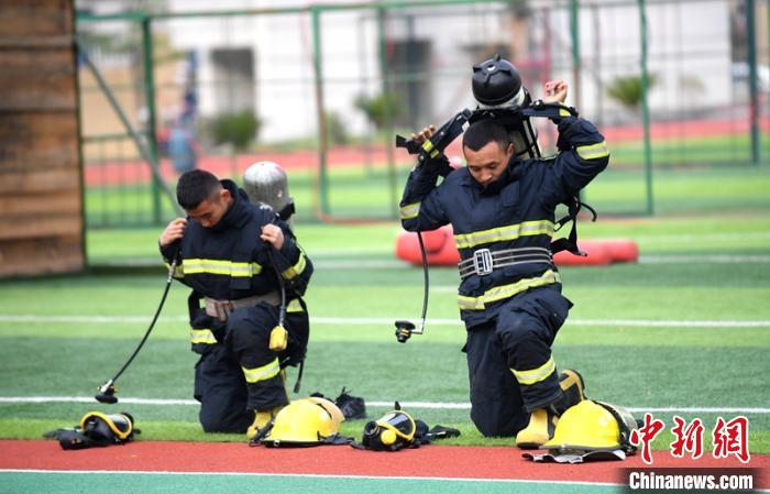 新消防員進行穿戴空呼器展示?！⒅铱?攝