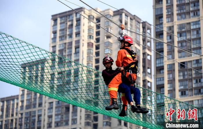 新消防員進行T型救援操展示?！⒅铱?攝