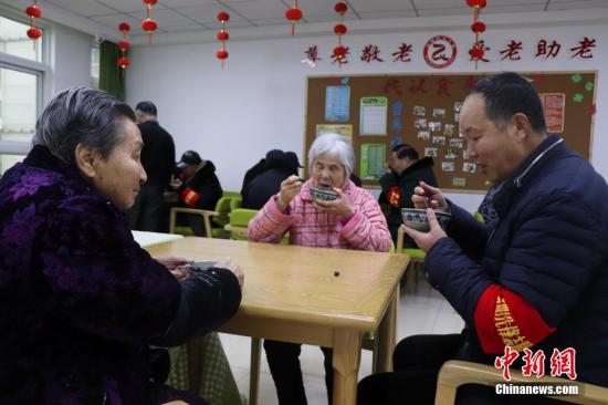 1月13日，志愿者為社區(qū)養(yǎng)老院送臘八粥。當(dāng)日是中國傳統(tǒng)臘八節(jié)，安徽省合肥市濱湖欣園社區(qū)志愿者為社區(qū)養(yǎng)老院送去臘八粥、慰問品和節(jié)日的祝福。<a target='_blank'  data-cke-saved- >中新社</a>發(fā) 余秀娟 攝
