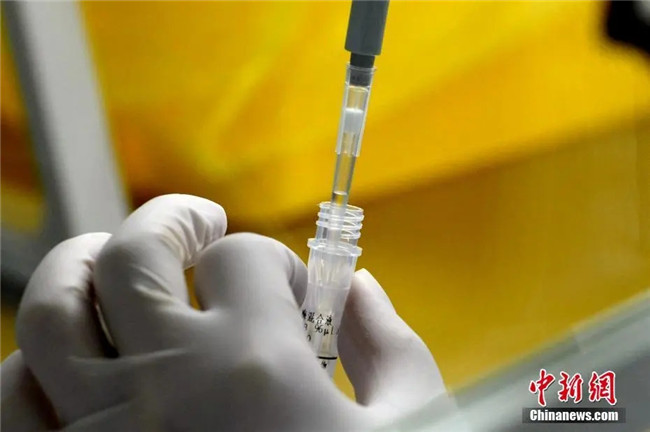 資料圖：工作人員正在準(zhǔn)備檢測試劑。<a target='_blank'  data-cke-saved- >中新社</a>記者 王東明 攝