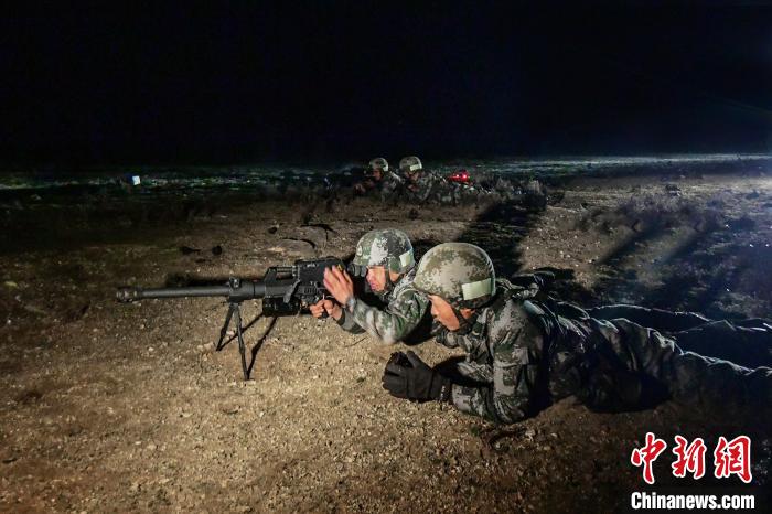 夜間狙擊手摧毀敵探照燈?！∑呀?攝