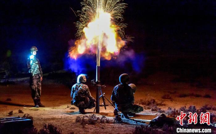 演練中偵察兵在夜間利用迫擊炮摧毀敵輕型裝甲。　郭東東 攝
