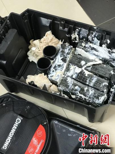 圖為臨滄邊境管理支隊(duì)從音響中查獲毒品?！⒂狼?攝