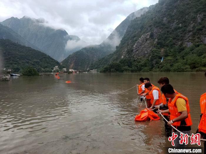 救援人員正在全力營(yíng)救被困群眾?！〉ぐ托峁?攝