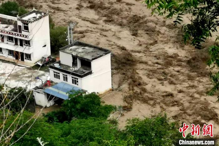 洪水淹沒(méi)房屋?！〉ぐ托峁?攝