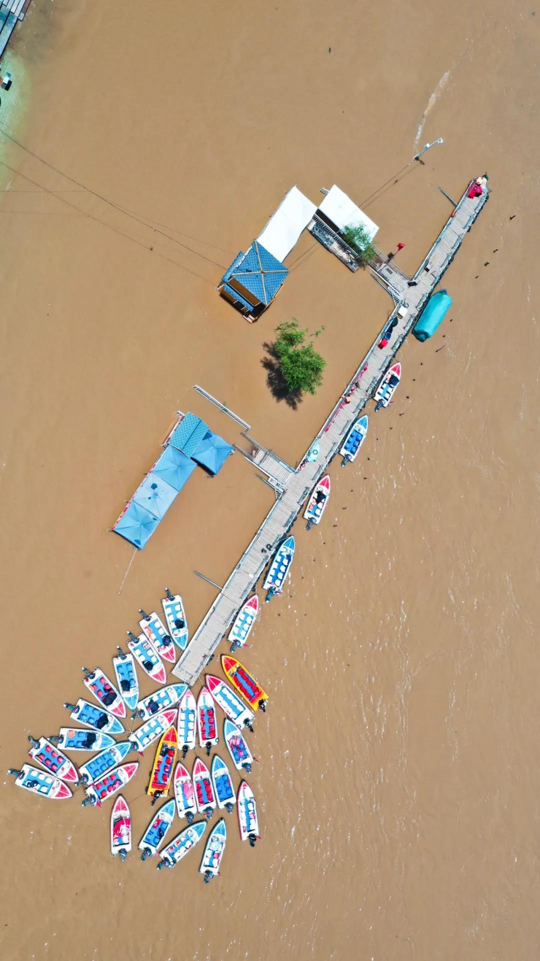 ▲圖為6月27日已暫時(shí)關(guān)閉的黃河蘭州段一處快艇碼頭（無人機(jī)照片）。新華社發(fā)（郎兵兵 攝）