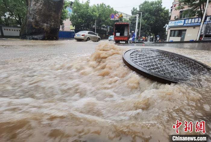 圖為重慶萬州城區(qū)積水嚴(yán)重?！≈貞c萬州區(qū)委宣傳部供圖 攝
