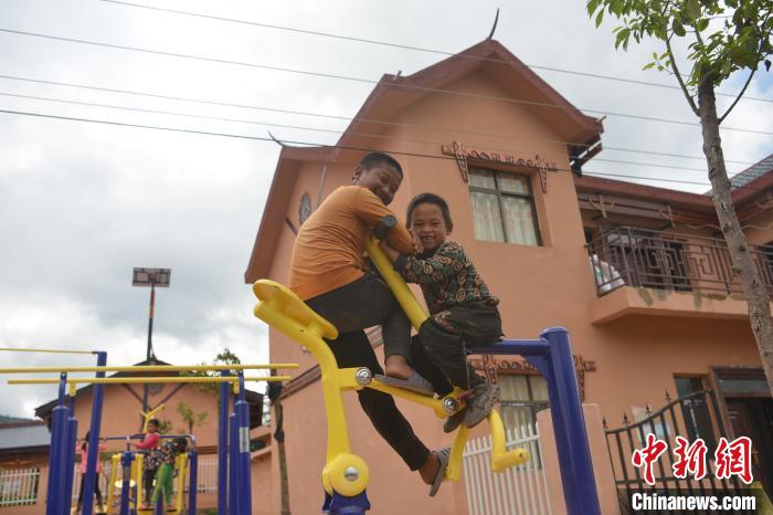 甲甲溝村里玩耍的孩子?！埨?攝