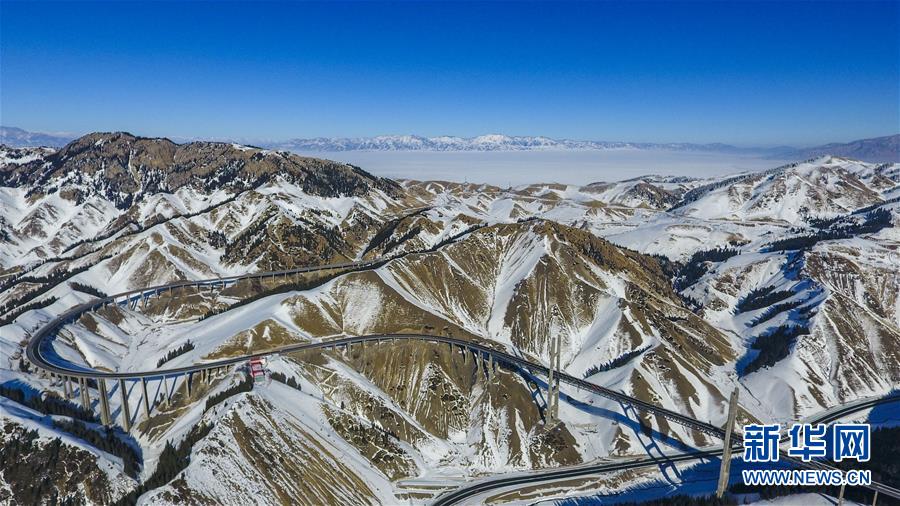 （新華全媒頭條·圖文互動(dòng)）（1）旗引天山南北　譜寫(xiě)發(fā)展新篇——以習(xí)近平同志為核心的黨中央關(guān)心新疆工作紀(jì)實(shí)