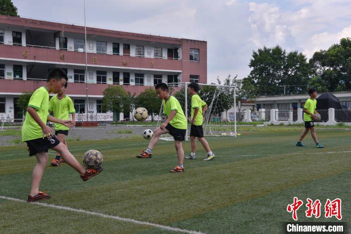 人大代表呼吁篩查防控青少年頸椎、脊柱等健康問題