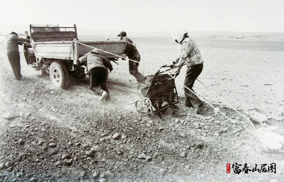 寧夏回族自治區(qū)銀川市永寧縣閩寧鎮(zhèn)建設(shè)初期，移民群眾在戈壁灘上開荒種田。