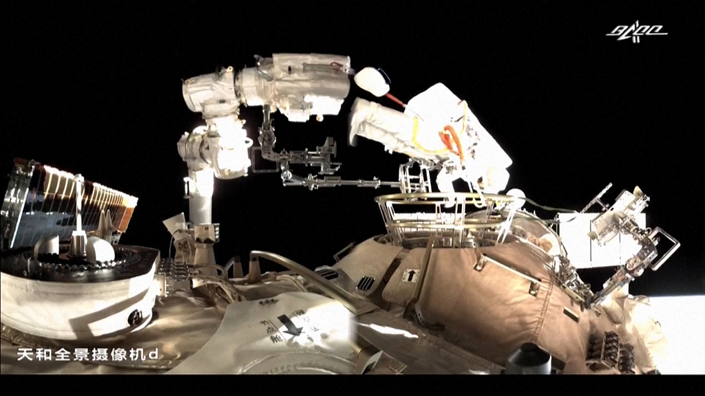 2021年12月26日晚，神十三航天員乘組進(jìn)行第二次出艙活動。航天員葉光富將自己依附在機(jī)械臂上。