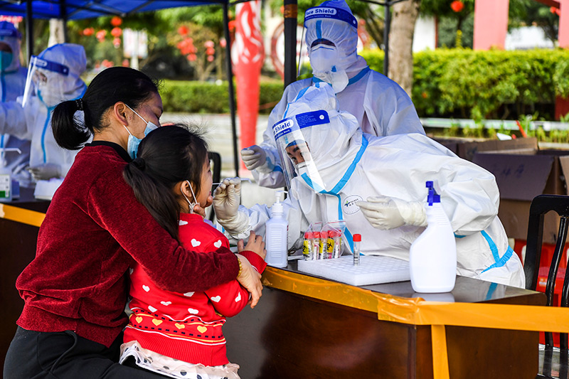 2022年2月16日，在廣西百色市德?？h，醫(yī)務人員在做核酸采樣。