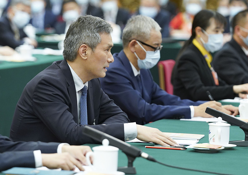 2020年5月24日，全國人大代表羅杰（左一）參加湖北代表團(tuán)的審議并發(fā)言。