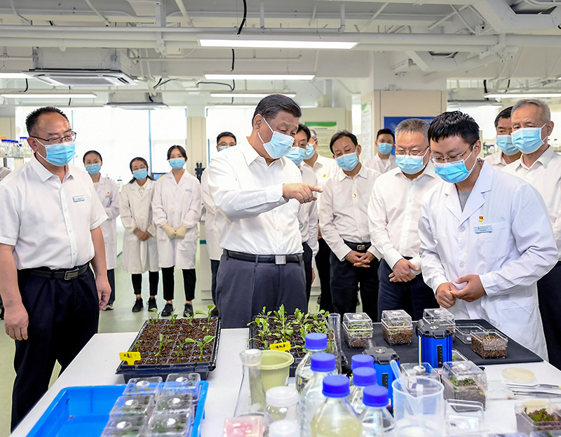 2022年4月10日至13日，中共中央總書記、國(guó)家主席、中央軍委主席習(xí)近平在海南考察。這是10日下午，習(xí)近平在位于三亞市崖州灣科技城的崖州灣種子實(shí)驗(yàn)室考察。