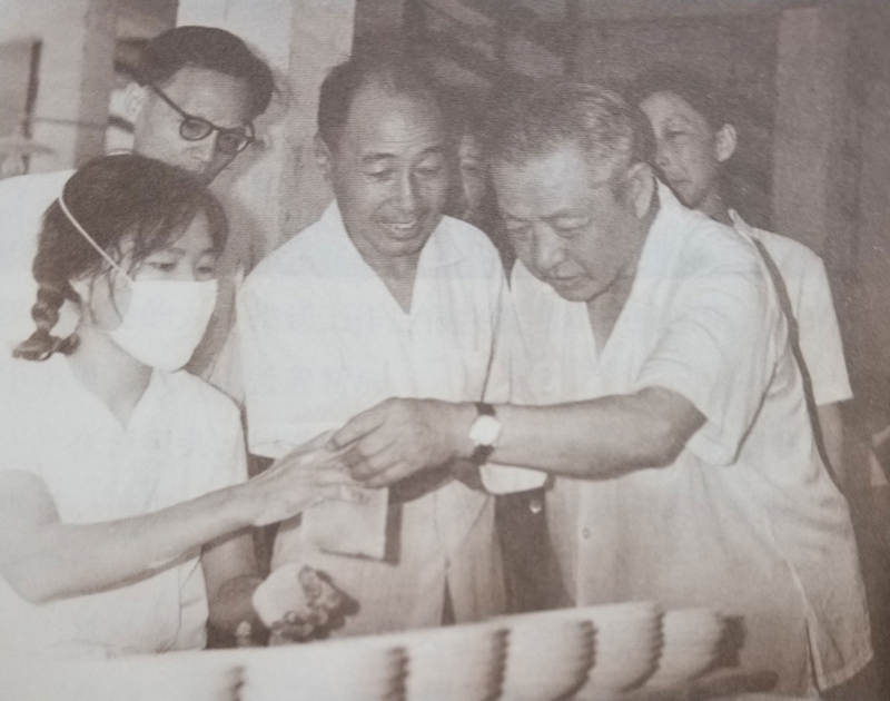 習(xí)仲勛在廣東積極探索國(guó)有企業(yè)改革的路子，支持并推廣“清遠(yuǎn)經(jīng)驗(yàn)”，擴(kuò)大企業(yè)自主權(quán)，提高企業(yè)生產(chǎn)效率。圖為習(xí)仲勛考察企業(yè)，了解企業(yè)生產(chǎn)和改革情況。