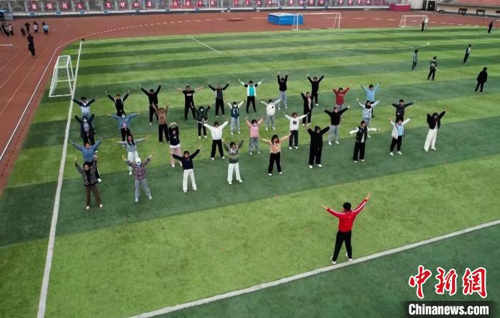 寧夏大學校園內(nèi)，學生跟隨老師練習八段錦。 謝宇 攝