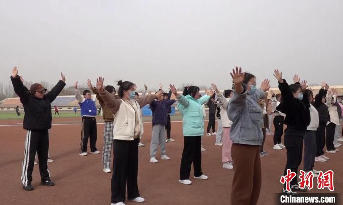 寧夏大學校園內(nèi)，學生練習八段錦。 謝宇 攝
