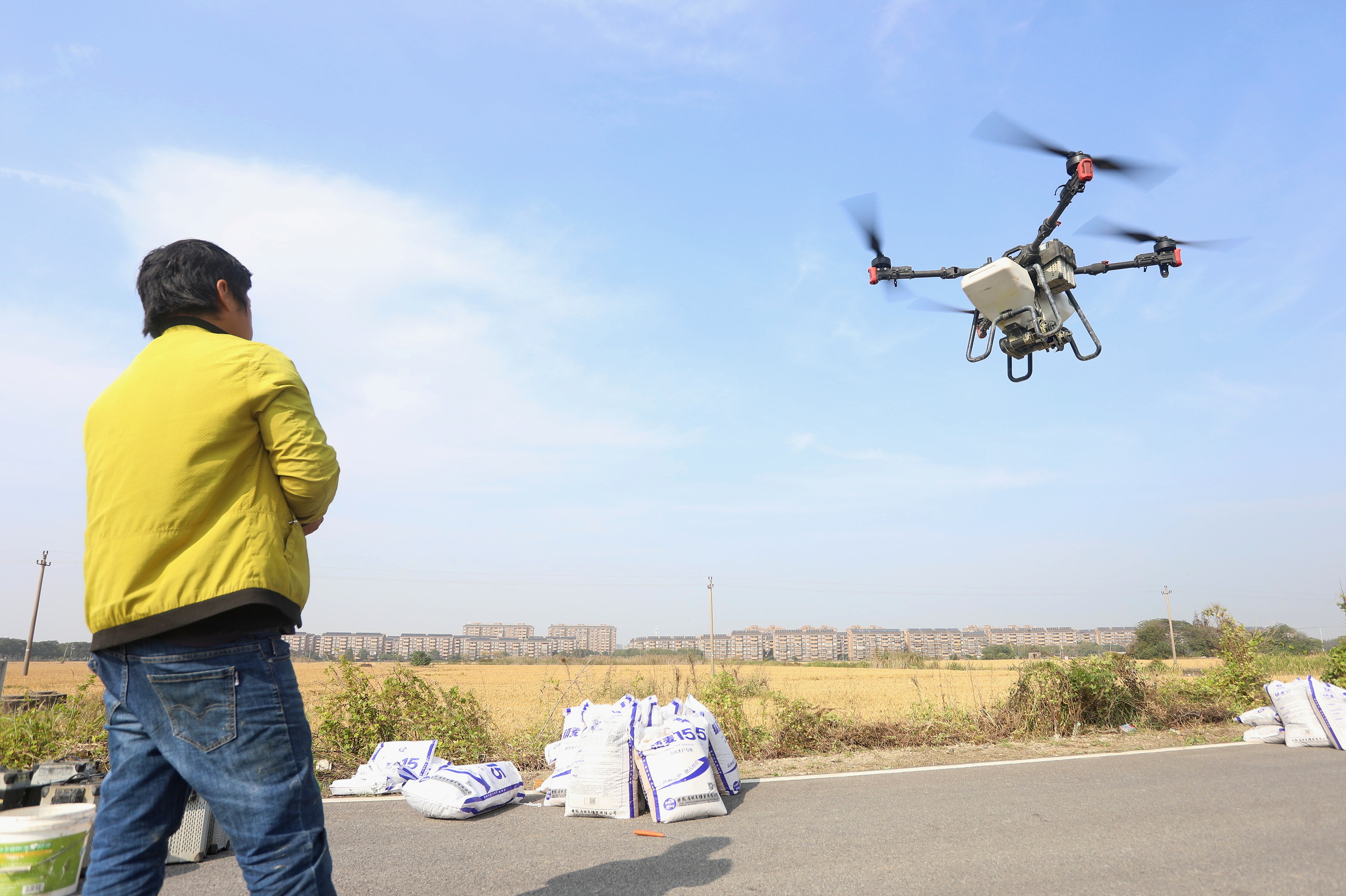 2023年11月15日，浙江嘉興，南湖區(qū)七星街道一處農(nóng)田里，農(nóng)民操縱無(wú)人機(jī)進(jìn)行冬小麥飛播。